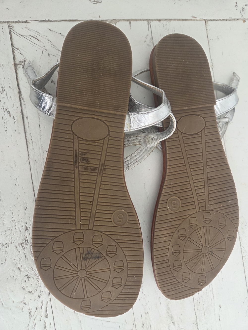 Cat & Jack Silver Beaded T-Strap Brown Footbed Sandals; Girl's 5, Women's 6.5 - Picture 5 of 6